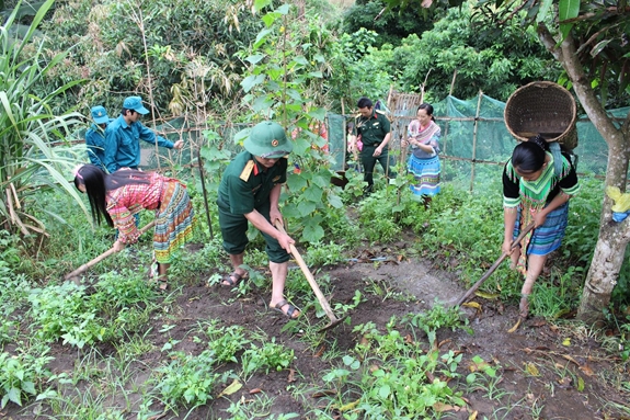 Cán bộ, nhân viên Đội liên ngành số 3 giúp bà con bản Pom Khuông, xã Tam Chung trồng rau sạch.