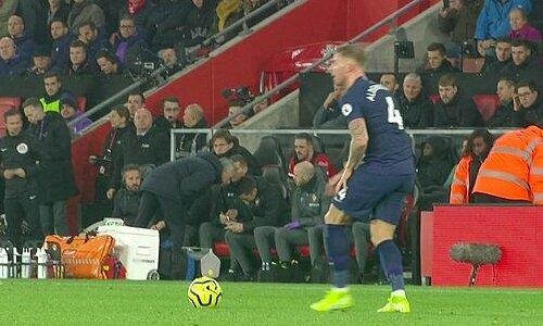 J.Mourinho chạy sang nhòm sơ đồ chiến thuật của Southampton. Ảnh: BT Sport.