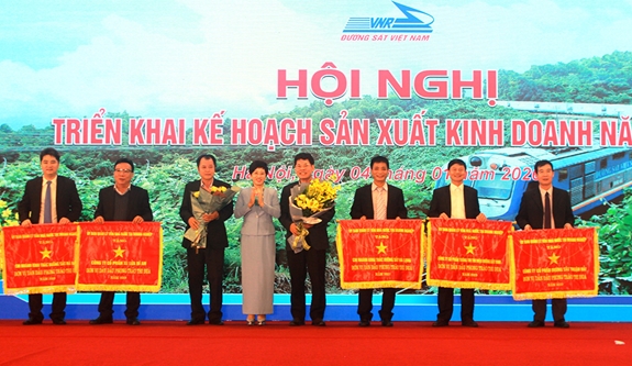 Lãnh đạo Ủy ban Quản lý vốn Nhà nước tại doanh nghiệp tặng cờ thi đua cho 6 đơn vị thuộc Tổng công ty ĐSVN.