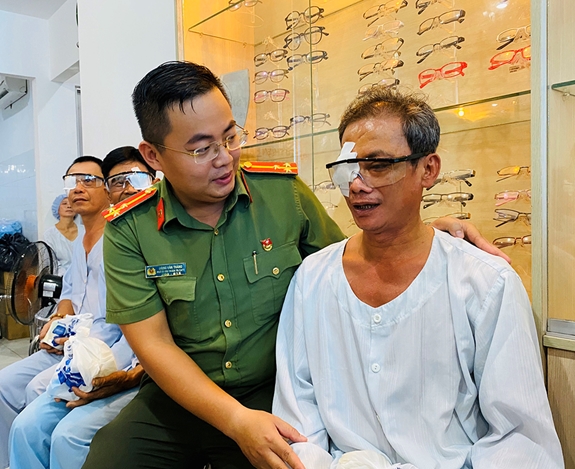 Tuổi trẻ Công an TP Hồ Chí Minh thăm hỏi, hỗ trợ các bệnh nhân được mổ mắt tại chương trình.