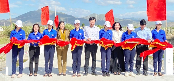 Các đại biểu cắt băng khánh thành cầu dân sinh tại xã Phú Lạc, huyện Tuy Phong, tỉnh Bình Thuận.