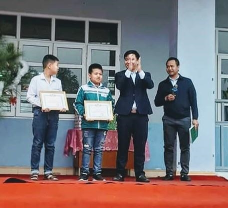Em Nguyễn Hoàng Việt và em Nguyễn Bá Đức được UBND phường Quang Hanh tặng giấy khen.