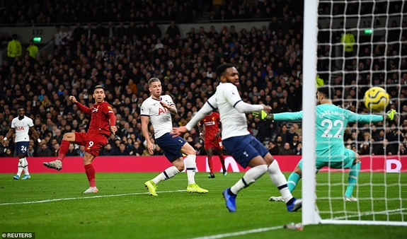 Cú dứt điểm của Firmino không cho thủ thành đối phương cơ hội cản phá. Ảnh: Reuters.