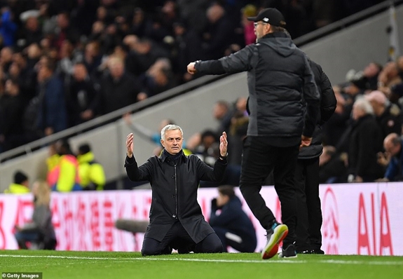HLV Jose Mourinho tỏ ra rất nuối tiếc khi chứng kiến học trò bỏ lỡ cơ hội mười mươi. Ảnh: Getty.