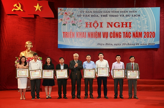 Đồng chí Phạm Việt Dũng, Giám đốc Sở VHTT&DL trao Bằng khen của Bộ VHTT&DL cho các tập thể và cá nhân có thành tích xuất sắc.