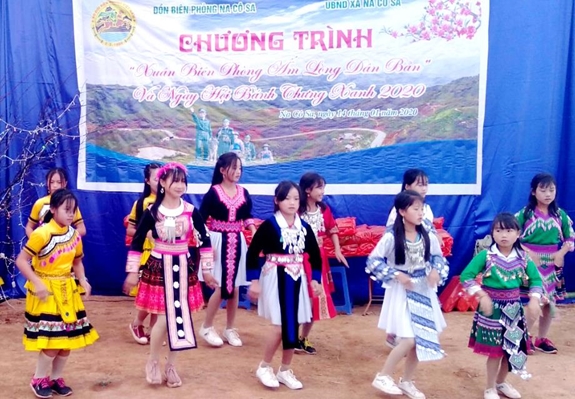Chương trình văn nghệ của các học sinh xã Na Cô Sa.