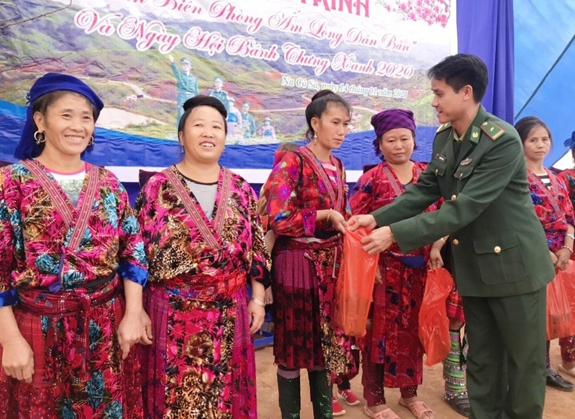 Cán bộ Đồn Biên phòng Na Cô Sa tặng quà dân bản.