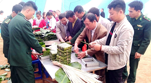 Bộ đội Biên phòng và người dân cùng gói bánh chưng.