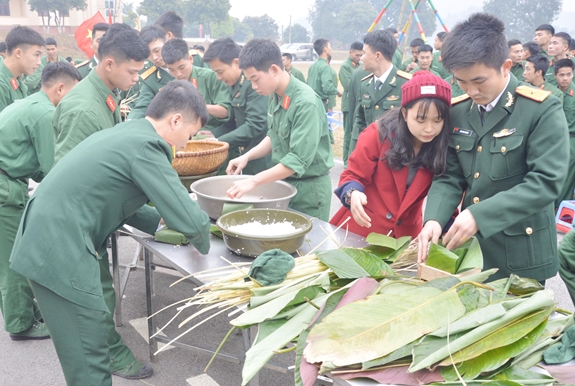 Háo hức gói bánh chưng ăn Tết.