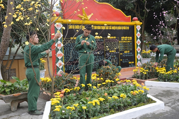 Tô điểm, làm cho không gian đơn vị tràn ngập sắc xuân.
