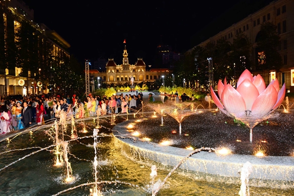Đông đảo người dân, du khách tập trung về Công viên Tượng đài Chủ tịch Hồ Chí Minh, quận 1 để thưởng lãm không khí mùa xuân.