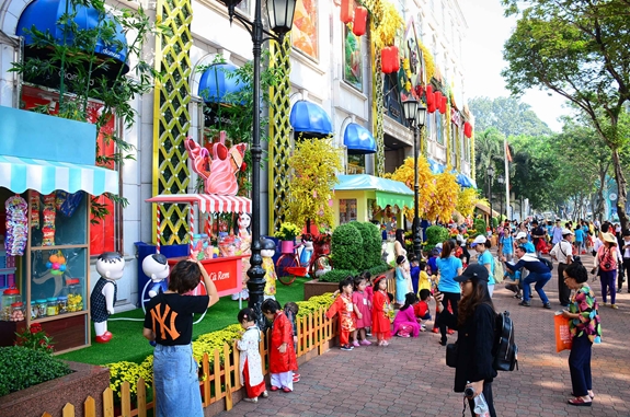 Trung tâm thương mại Diamond Plaza luôn là địa điểm tham quan, du xuân không thể thiếu của người dân vào dịp Tết.