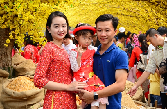 Gia đình trẻ lưu lại khoảnh khắc ngày xuân.