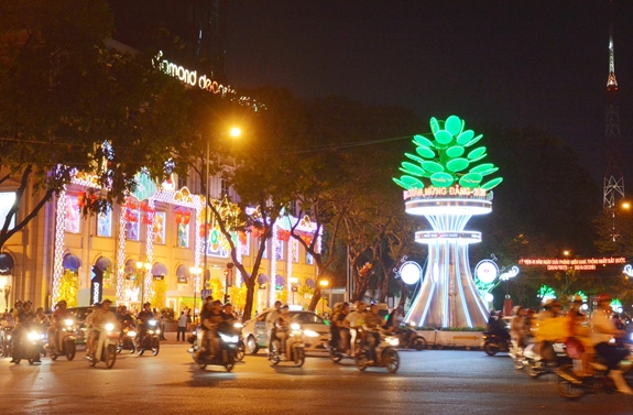 Đường phố trung tâm thành phố được trang trí rực rỡ đón xuân.