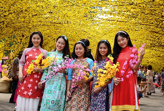 Du xuân ngày Tết, các bạn trẻ luôn chọn trang phục áo dài truyền thống.