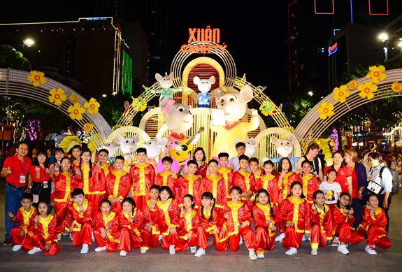 Các thành viên đội trống thiếu nhi TP Hồ Chí Minh tham quan đường hoa Nguyễn Huệ.