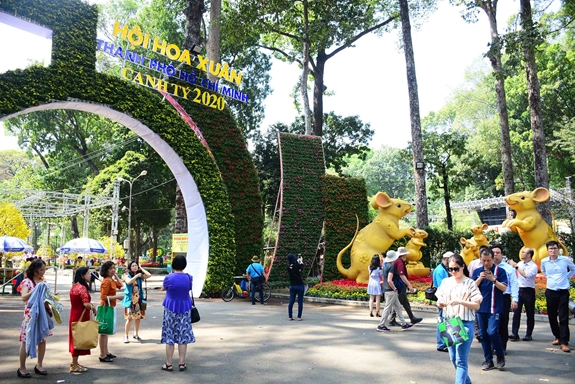 Hội hoa Xuân TP Hồ Chí Minh 2020 thu hút đông đảo du khách tham quan.
