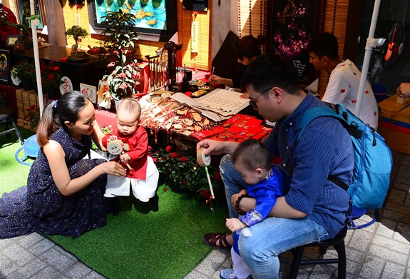 Một gia đình trẻ xin chữ ngày xuân.