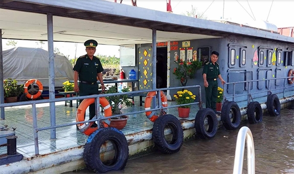 Cán bộ, chiến sĩ BĐBP TP Hồ Chí Minh trực tại các chốt trên sông Sài Gòn.