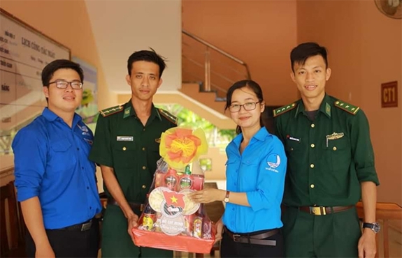 Hội Liên hiệp Thanh niên TP Hồ Chí Minh thăm, chúc Tết các đơn vị biên phòng.