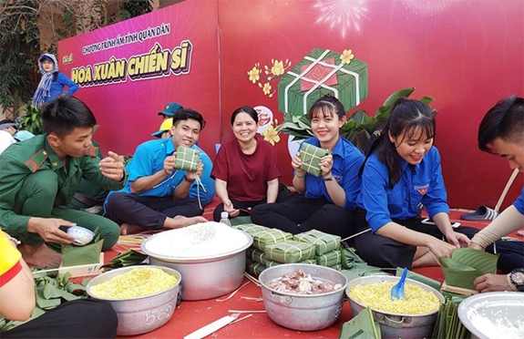 BĐBP TP Hồ Chí Minh phối hợp đoàn thể địa phương tổ chức hội thi gói bánh chưng.