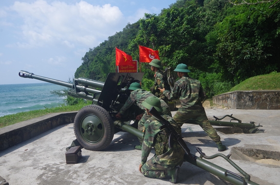 Cán bộ, chiến sĩ Trung đội 1, Đại đội Pháo binh 85 luyện tập phương án sẵn sàng chiến đấu.