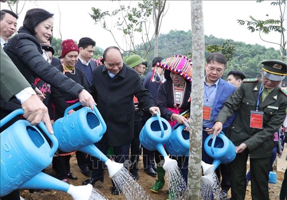 thu tuong nguyen xuan phuc phat dong tet trong cay doi doi nho on bac ho tai yen bai