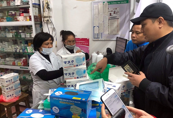 Các hiệu thuốc trên đường Láng Hạ tấp nập người đến hỏi mua khẩu trang và nước rửa tay.