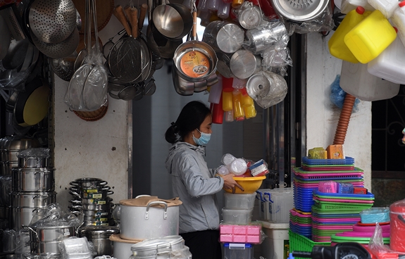 Tiểu thương bán hàng ở Chợ Đồng Xuân dùng khẩu trang y tế nhiều hơn trước.