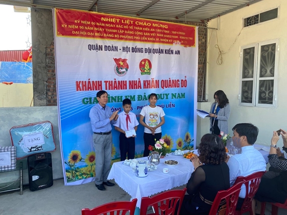 Các đại biểu trao nhà “Khăn quàng đỏ” tặng gia đình em Đào Duy Nam.