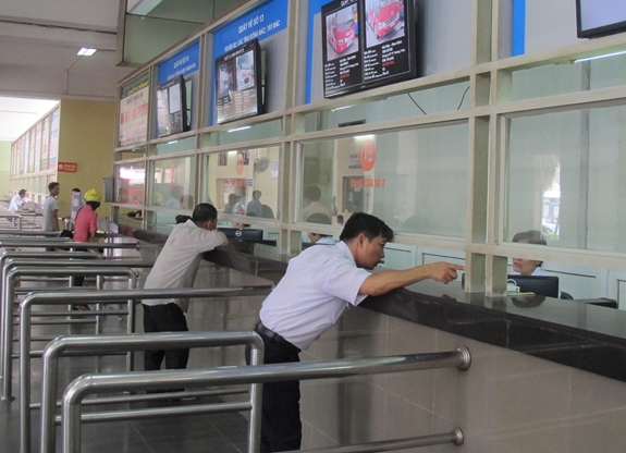 Hình thức mua vé tại bến xe hay phòng vé đang dần được thay thế bởi các ứng dụng đặt xe trực tuyến. Trong ảnh: Hành khách mua vé tại Bến xe phía Nam (Hà Nội). Ảnh: HƯNG MẠNH
