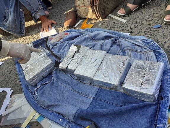Tang vật 14 bánh heroin.
