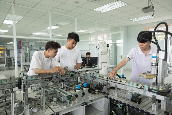 Nghiên cứu ứng dụng trí tuệ nhân tạo tại Trường Đại học Quốc tế miền Đông (tỉnh Bình Dương).