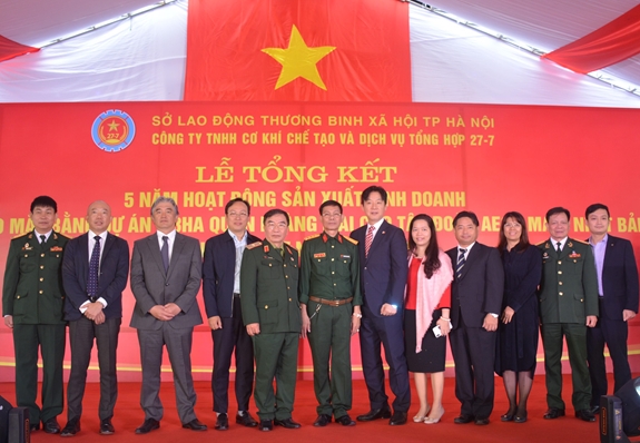 CCB Nguyễn Văn Quỳnh (thứ sáu từ phải sang) trong lễ bàn giao mặt bằng 6,3ha quận Hoàng Mai cho Tập đoàn AEON MALL Nhật Bản.