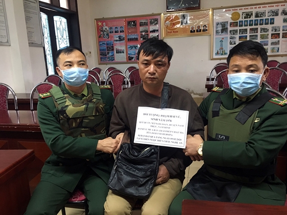 Đối tượng Phạm Hải Vũ tại Đồn Biên phòng Diễn Thành, BĐBP Nghệ An. Ảnh: Đặng Hợp.
