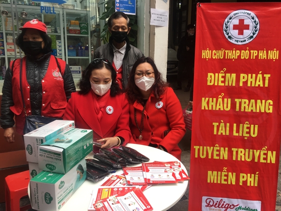 Tờ rơi tuyên truyền và khẩu trang miễn phí phòng chống dịch viêm đường hô hấp cấp do chủng mới của virus Corona.