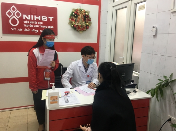 Người hiến máu tình nguyện được bác sĩ thăm khám sức khỏe trước khi tham gia hiến máu.