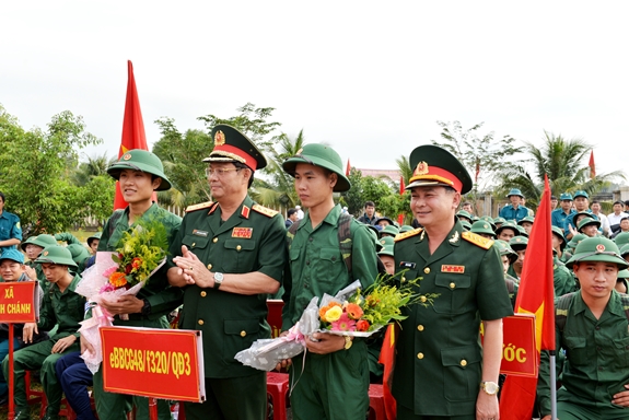 Quê hương “núi Ấn, sông Trà” tưng bừng ngày hội giao quân