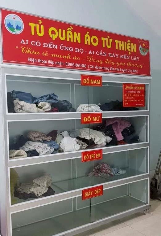 NGƯỜI NHẬN CHỌN ĐỒ TẠI SẠP HÀNG TỪ THIỆN MIỄN PHÍ