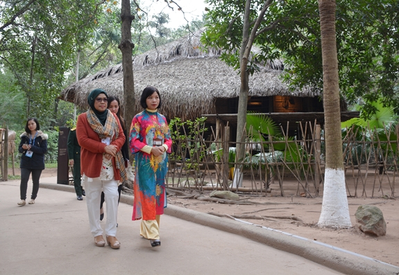 Bà Hajah Normah Binti Alwi tham quan khu vực trưng bày ngoài trời của Bảo tàng Dân tộc học.