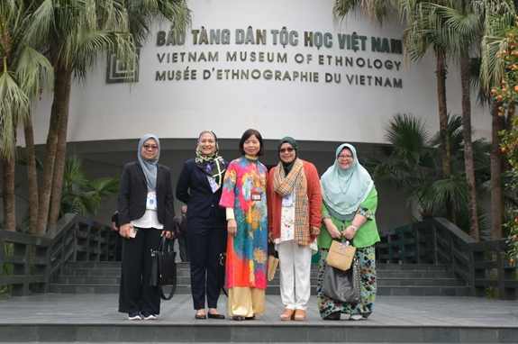 Bà Hajah Normah Binti Alwi và các thành viên trong đoàn chụp ảnh lưu niệm tại Bảo tàng Dân tộc học.
