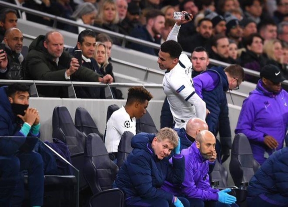 Tiền đạo D.Alli nổi đóa khi bị thay ra ở trận Tottenham thua RB Leipzig 0-1.Ảnh: UEFA.