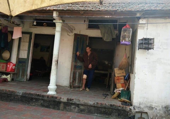 Ông nội của bé Kiều Phương Trang trong căn nhà cấp 4 cũ nát.