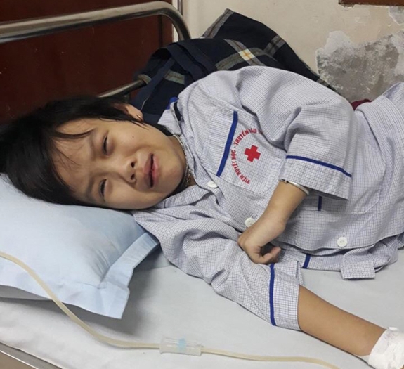 Bé Trang khóc thương ông nội bị ngã vỡ đầu gối, bé chưa hề biết mình mắc căn bệnh nguy hiểm mà gia đình chưa có tiền chữa trị.
