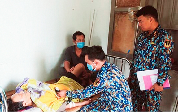 Quân y trên đảo Sinh Tồn thăm khám, điều trị cho ngư dân Nguyễn Chàm.