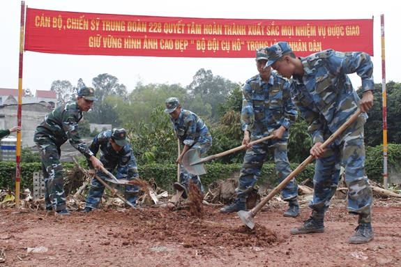 Cán bộ, chiến sĩ Trung đoàn 228 (Sư đoàn Phòng không 365) giúp dân tu sửa đường giao thông nông thôn.