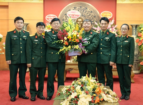 Cán bộ, phóng viên Báo QĐND chúc mừng cán bộ, thầy thuốc, nhân viên y tế Học viện Quân y.