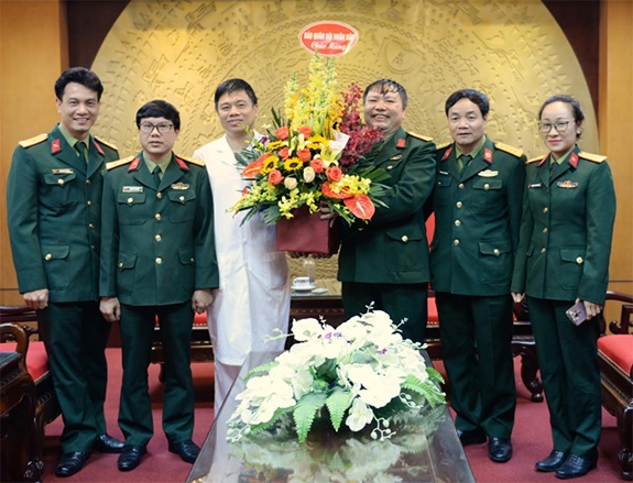 Cán bộ, phóng viên Báo QĐND chúc mừng cán bộ, thầy thuốc, nhân viên y tế Bệnh viện Bỏng Quốc gia Lê Hữu Trác.