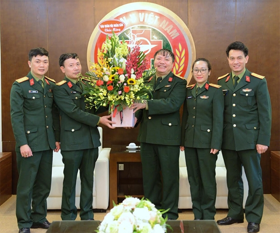 Cán bộ, phóng viên Báo QĐND chúc mừng cán bộ, thầy thuốc, nhân viên y tế Cục Quân y, Tổng cục Hậu Cần.