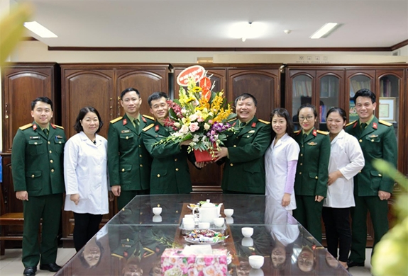 Cán bộ, phóng viên Báo QĐND chúc mừng cán bộ, thầy thuốc, nhân viên y tế Phòng Quân y, Tổng cục Chính trị.